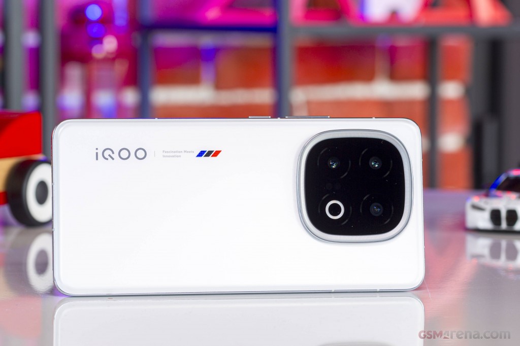 iQOO 13 传奇版背面实拍，能量光环镜头模组